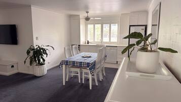 Appartement Premium | Coin cuisine privé | Micro-ondes, machine à expresso, bouilloire électrique, grille-pain