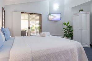 Deluxe Room, 1 King Bed, Non Smoking | Premium bedding, individually decorated, individually furnished