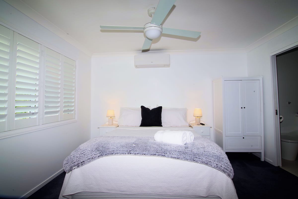 Deluxe Room, 1 Queen Bed | Premium bedding, individually decorated, individually furnished