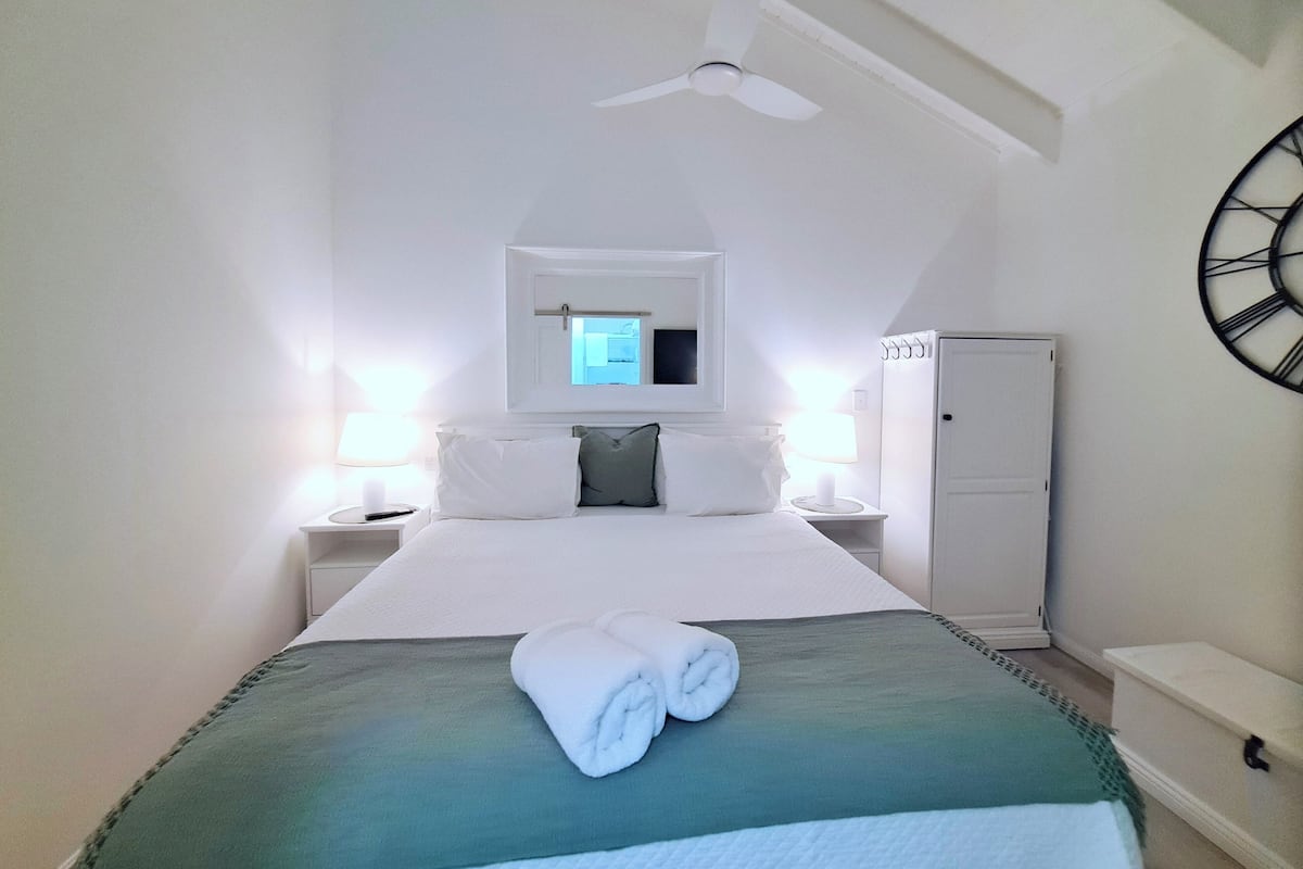 Deluxe Room, 1 King Bed | Premium bedding, individually decorated, individually furnished