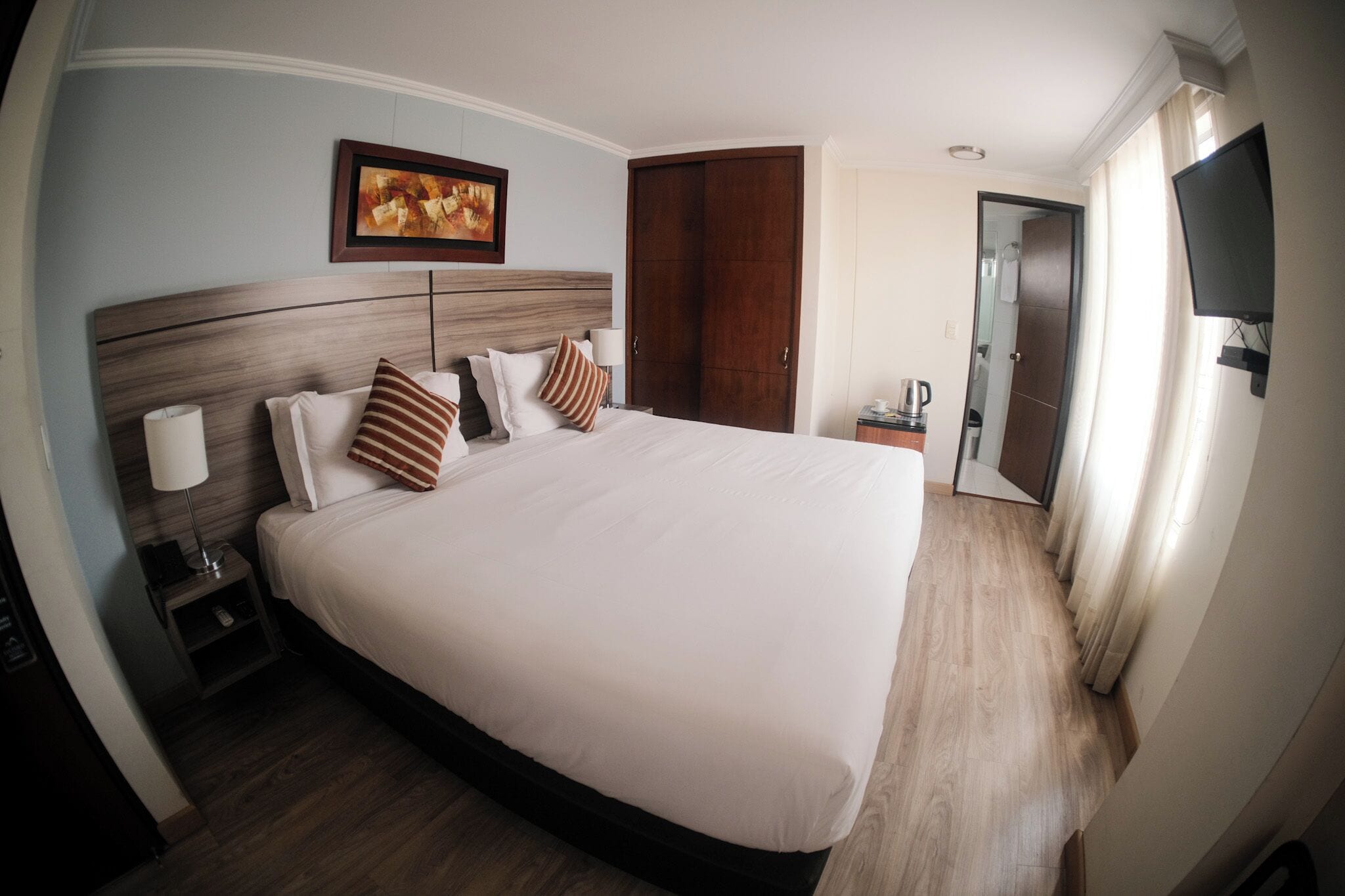 Habitación Confort doble | 1 dormitorio, caja fuerte, escritorio y cuna de viaje