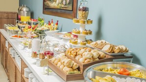 Un bufé con diversos alimentos y bebidas.