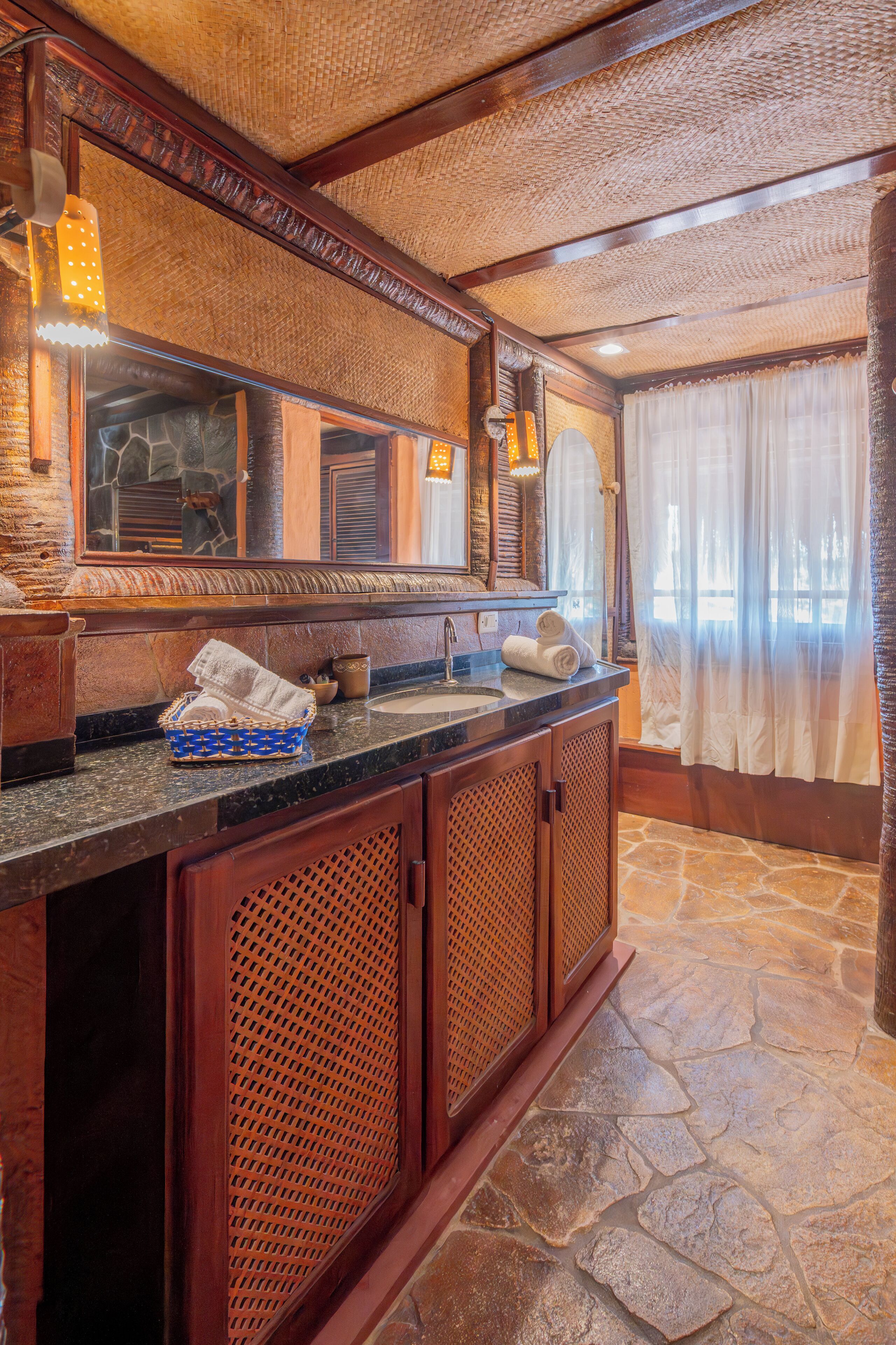 suite master - superior (3 pessoas) | bathroom | shower, free toiletries, hair dryer, towels