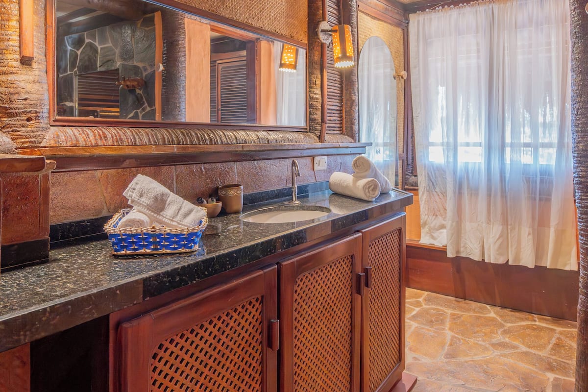 suite master - superior (3 pessoas) | bathroom | shower, free toiletries, hair dryer, towels