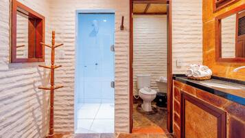 Suite Luxo - Andar Superior | Badezimmer | Dusche, kostenlose Toilettenartikel, Haartrockner, Handtücher