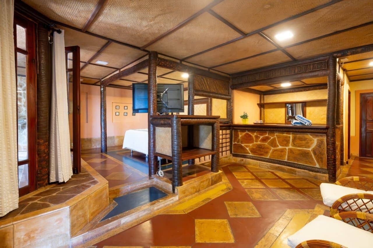 Quarto executivo - Térreo/Superior | Minibaari, tallelokero huoneessa, yksilöllisesti kalustettu