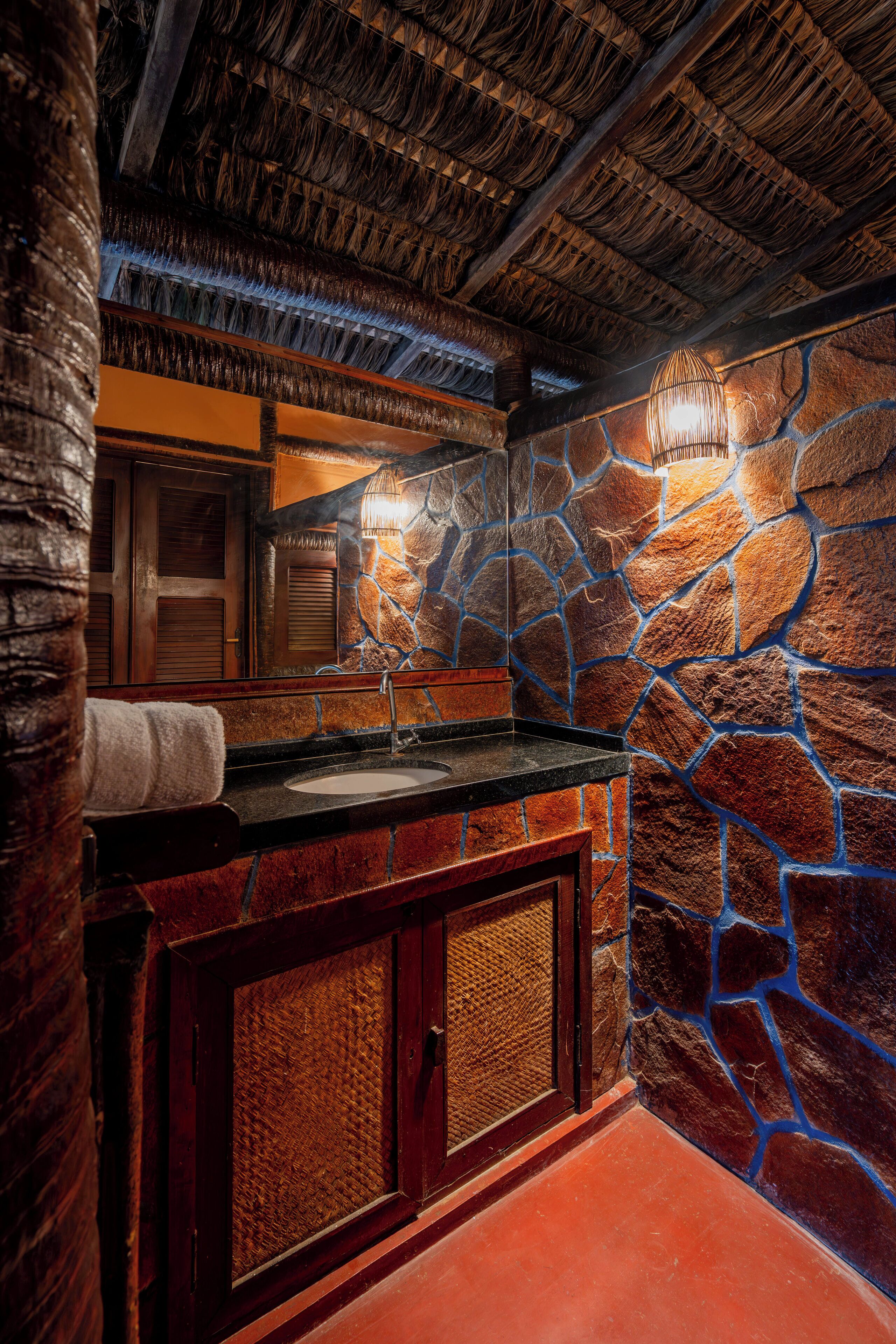 suite master superior - vista para o mar | bathroom | shower, free toiletries, hair dryer, towels