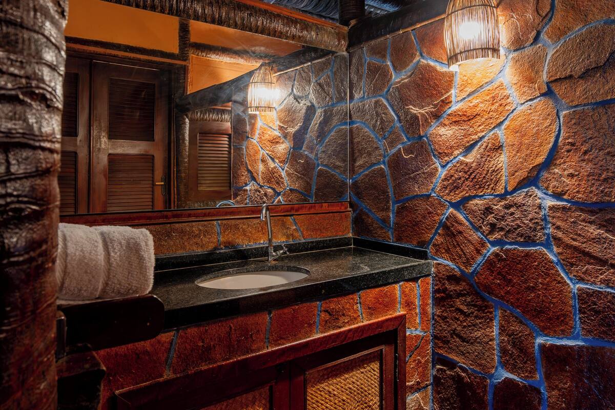 suite master superior - vista para o mar | bathroom | shower, free toiletries, hair dryer, towels