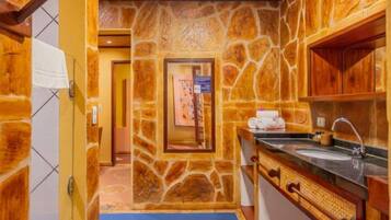 Suite Premium - Terreo/Superior | Kamar mandi | Shower, perlengkapan mandi gratis, pengering rambut, dan handuk