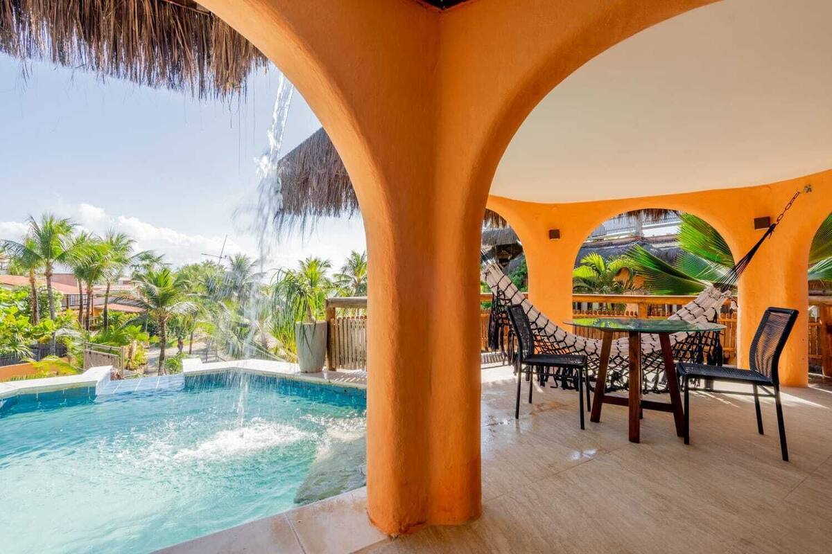 Luxe kamer | Een minibar, een kluis op de kamer, individueel gemeubileerd, beddengoed