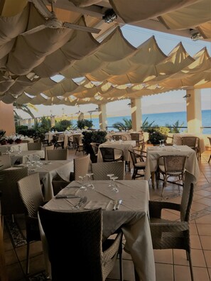 Breakfast, lunch, dinner served; seafood, beach views 