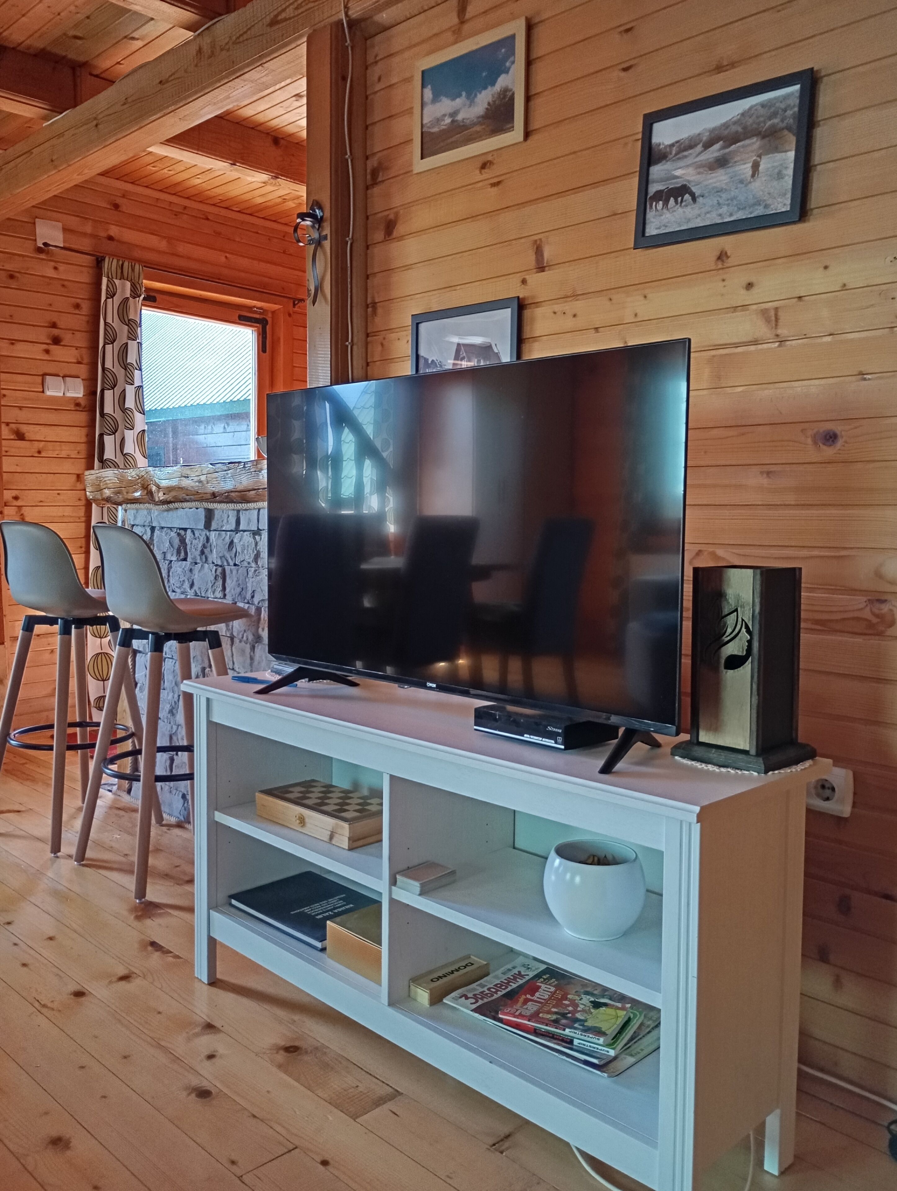 Chalet familiar | Zona de estar | Una televisión de pantalla plana, un reproductor de DVD