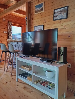 Family Chalet | Living area | Flat-screen TV, DVD player - Boskovica Brvnare (Razvršje)