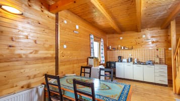 Romantische chalet, 1 slaapkamer | Privékeuken | Een koelkast, een koffiezetapparaat/waterkoker, een waterkoker