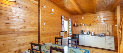 Romantische chalet, 1 slaapkamer | Privékeuken | Een koelkast, een koffiezetapparaat/waterkoker, een waterkoker