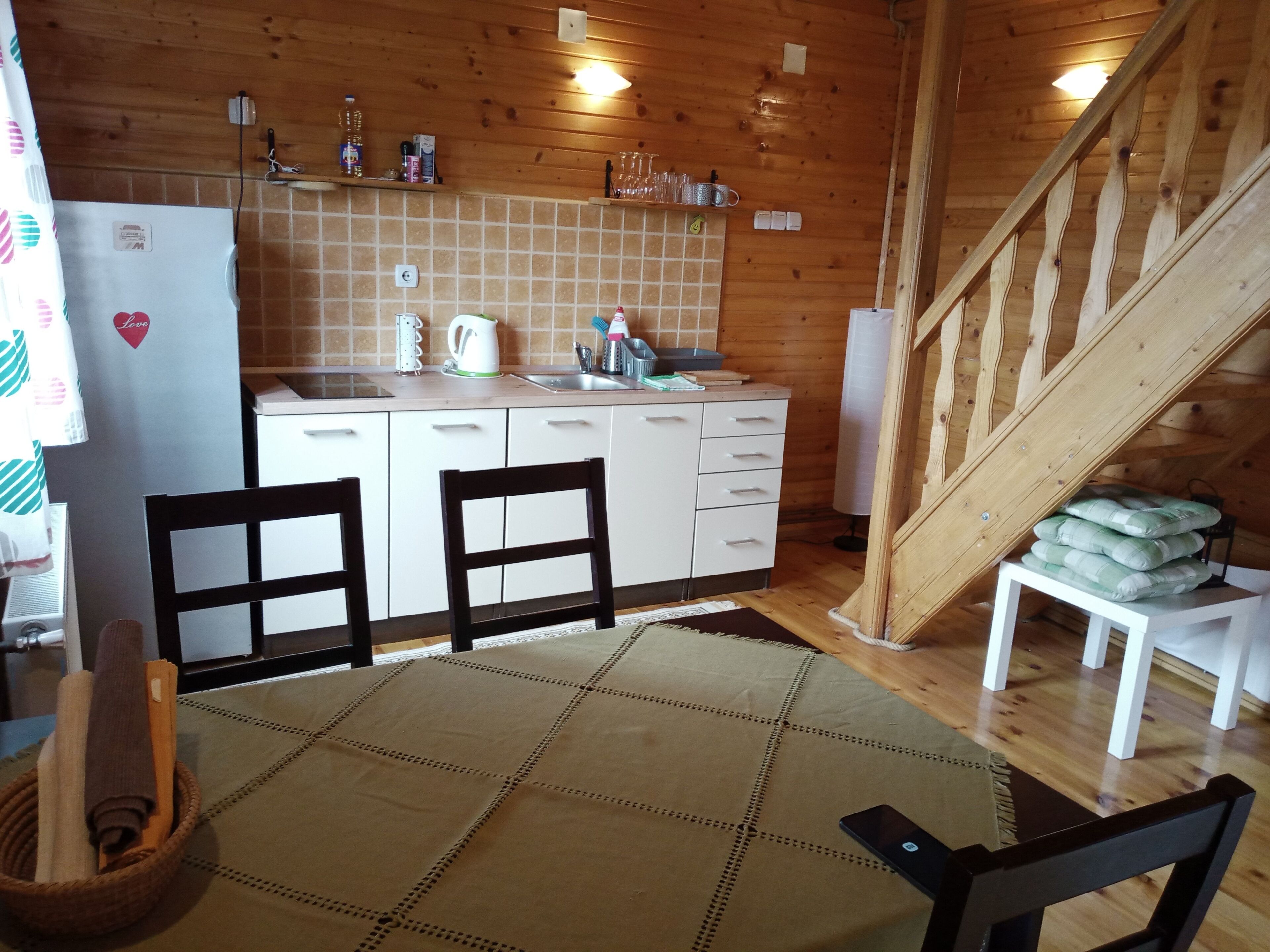 Chalé romântico, 1 quarto | Cozinha privada | Geladeira, cafeteira/chaleira, chaleira elétrica, torradeira