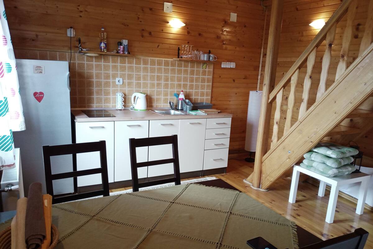 Romantische chalet, 1 slaapkamer | Privékeuken | Een koffiezetapparaat/waterkoker, een koelkast, een waterkoker