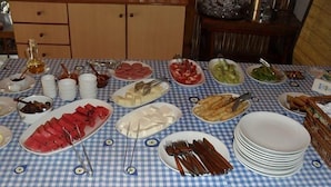 Una mesa de buffet con diversos alimentos y cubiertos.