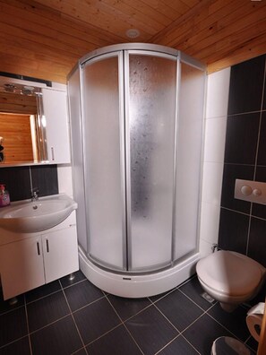 Familienbungalow | Badezimmer | Dusche, Haartrockner, Handtücher