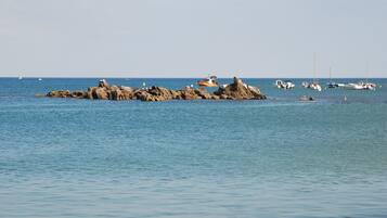På stranden, vit sandstrand och strandhanddukar