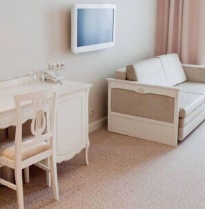 Superior Double or Twin Room, Private Bathroom | Living area