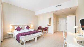 أغطية فراش متميزة وميني بار وخزنة داخل الغرفة ومكتب