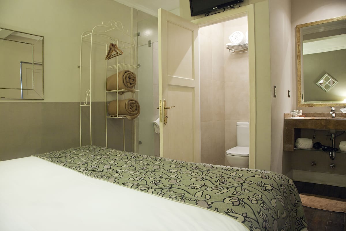 Small Double Standard | Premium bedding, individually decorated, iron/ironing board, free WiFi