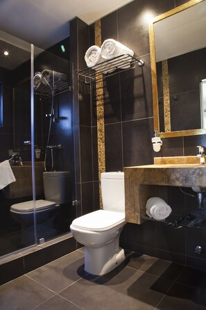 Shower, rainfall showerhead, free toiletries, hair dryer - Mito Casa Hotel (Santiago)