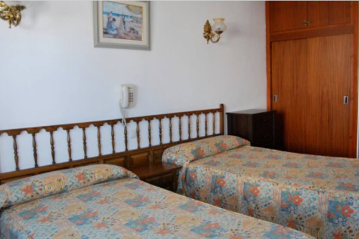 Escritorio, cortinas opacas, camas supletorias y wifi gratis