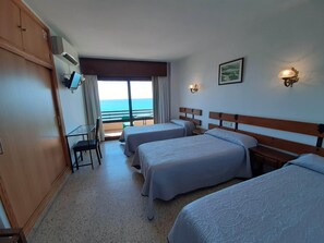 Muebles diferentes, escritorio y cortinas blackout 