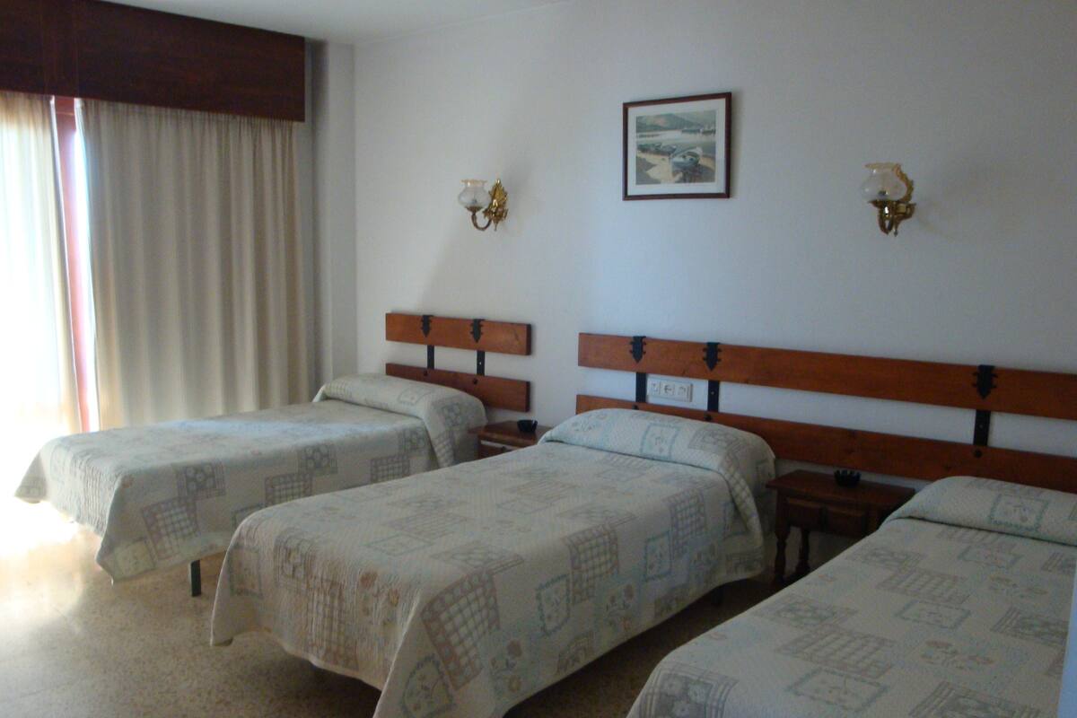 Habitación triple estándar, baño privado | Escritorio, cortinas opacas, camas supletorias y wifi gratis