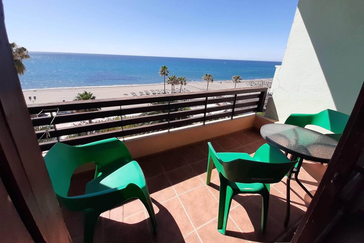 Habitación triple estándar, terraza, vistas al mar | Escritorio, cortinas opacas, camas supletorias y wifi gratis