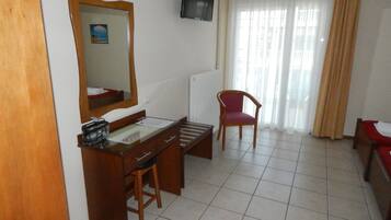 Chambre Triple Standard | Minibar, coffres-forts dans les chambres, bureau, rideaux occultants