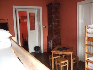 Dormitorio compartido económico, baño compartido | Sábanas de algodón egipcio y colchones con acolchado adicional