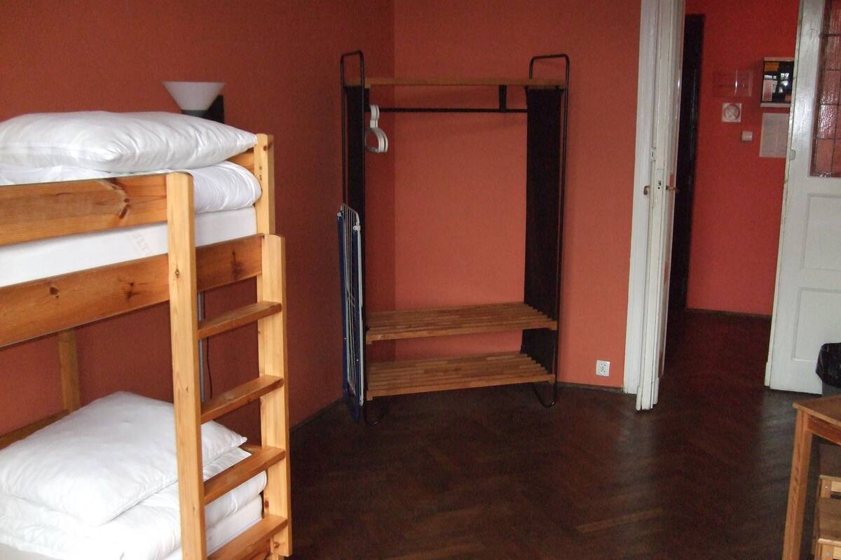 Dormitorio compartido económico, baño compartido | Sábanas de algodón egipcio y colchones con acolchado adicional