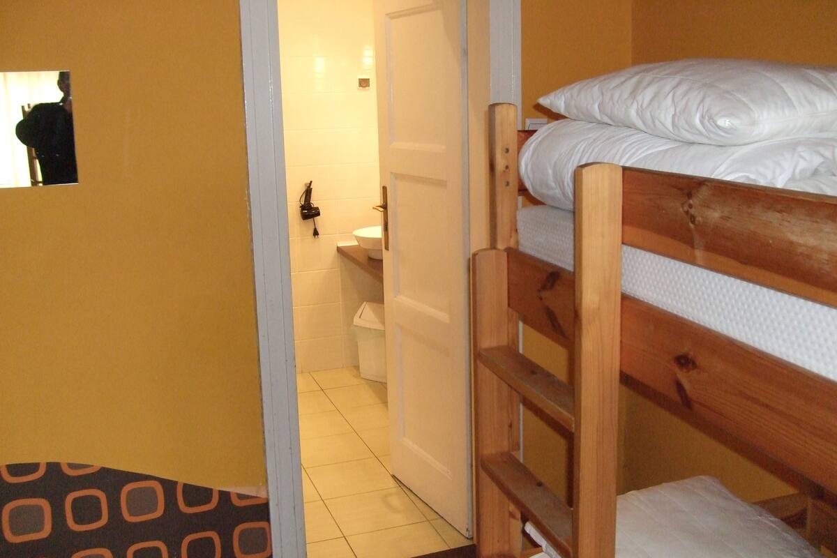 Dormitorio compartido (for 10 people) | Sábanas de algodón egipcio y colchones con acolchado adicional