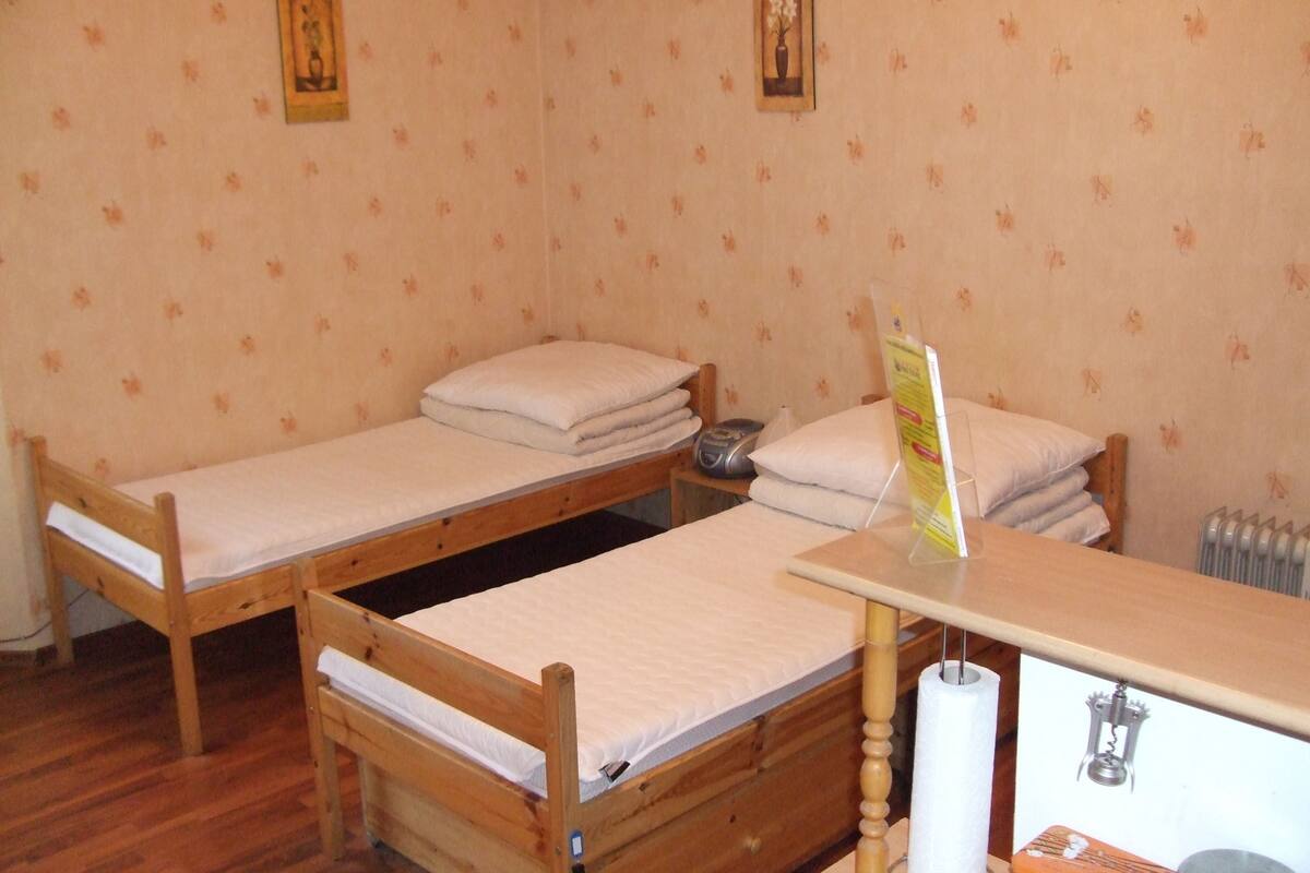 Habitación estándar con 1 cama doble o 2 individuales, cocina básica (ensuite) | Sábanas de algodón egipcio y colchones con acolchado adicional