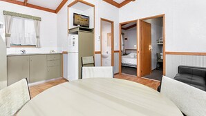 高級寝具、羽毛の掛け布団、デスク、アイロン / アイロン台