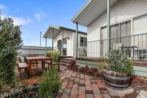 Cabaña superior, 2 habitaciones | Ropa de cama de alta calidad, edredones de plumas, escritorio