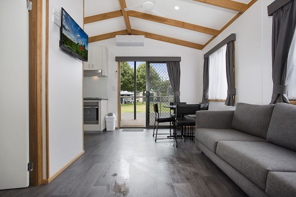 Baita Deluxe, 2 camere da letto | Area soggiorno | TV LCD 32 pollici con canali digitali, TV, lettore DVD