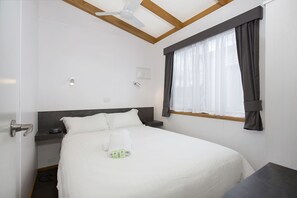 家庭小屋, 2 间卧室 | 高档床上用品、羽绒被、办公桌、熨斗/熨板