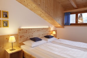 Premium bedding, memory foam beds, in-room safe, soundproofing - Christophorus Mountain Residence (Marebbe)