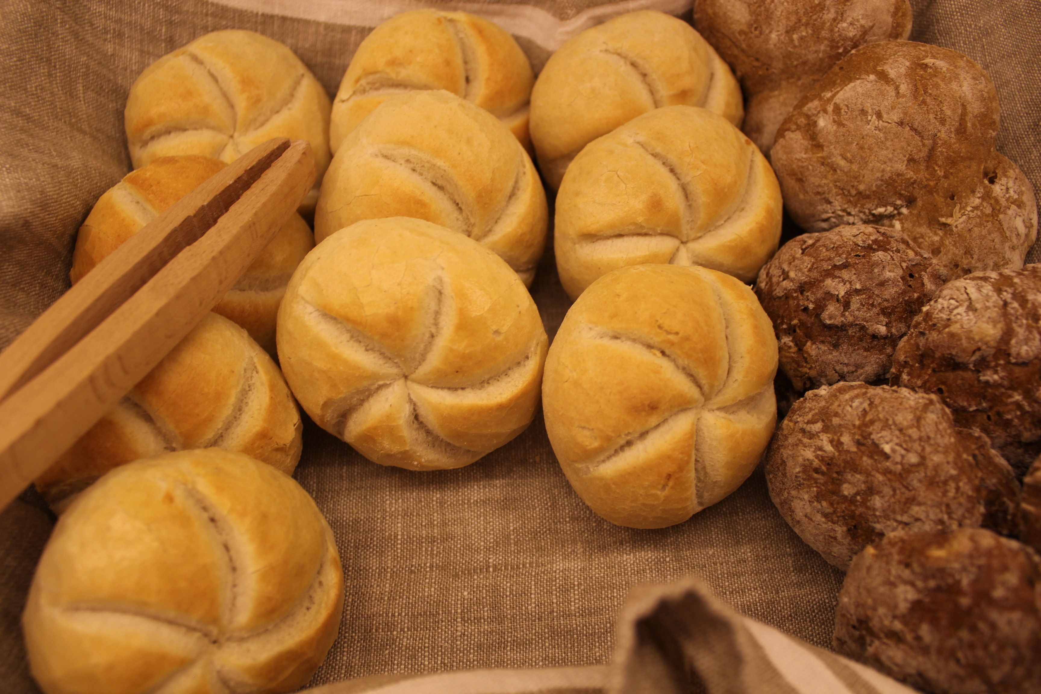Verschiedene Brötchen und Gebäck auf einer Jutematte.