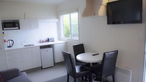 Coffee/tea maker, fridge, microwave, stovetop - 747 Motel (Wellington)