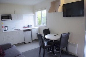 Fridge, microwave, stovetop, coffee/tea maker - 747 Motel (Wellington)