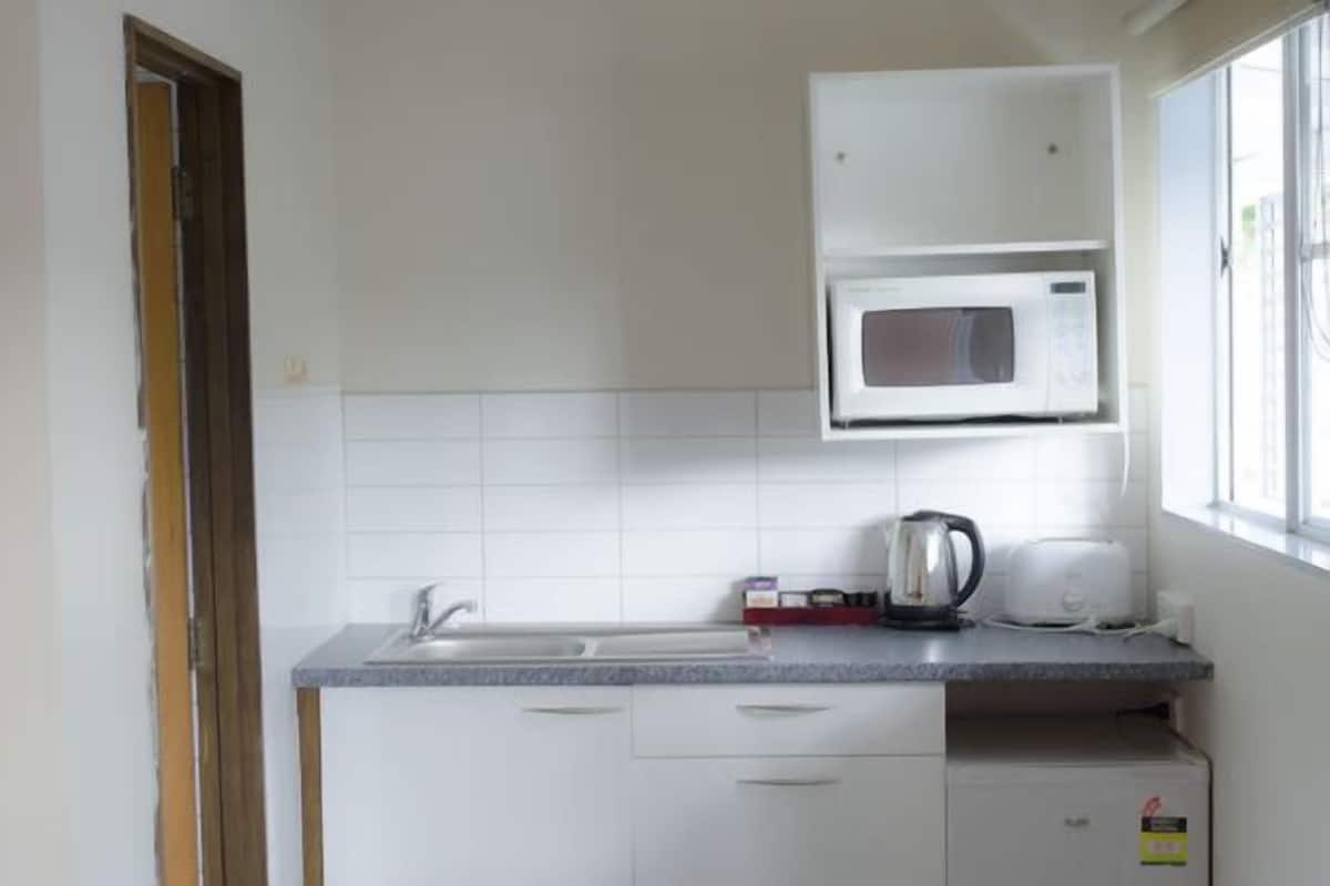 Wasserkocher mit Kaffee-/Teezubehör, Kühlschrank, Mikrowelle, Herdplatte