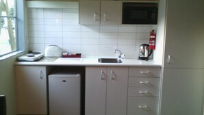 Coffee/tea maker, fridge, microwave, stovetop - 747 Motel (Wellington)