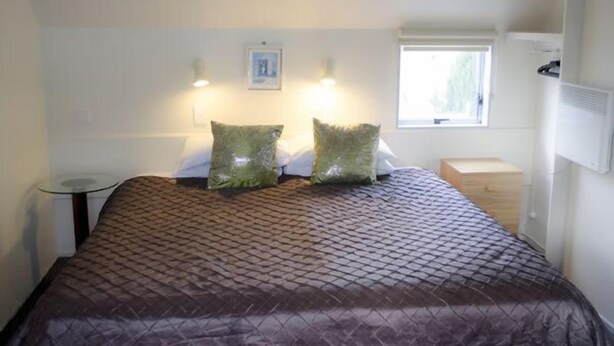 Double Room, 1 King Bed, Upper Floor (Unit 5) | Premium bedding, Select Comfort beds, blackout drapes - 747 Motel (Wellington)
