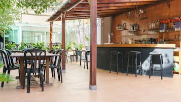 Petit déjeuner et déjeuner servis sur place, restauration en plein air