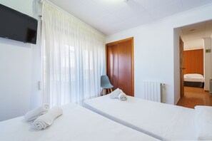 Habitación familiar | Escritorio, tabla de planchar con plancha, wifi gratis y ropa de cama